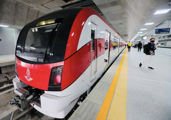 สถานีกลางกรุงเทพอภิวัฒน์ (สถานีกลางบางซื่อ) เริ่มเปิดใช้งานแล้ว มีรถไฟไฟฟ้าสีแดง และรถไฟดีเซลทางไกล วิ่งเข้าออก รวม 50 ขบวน และเชื่อมต่อกับรถไฟใต้ดินสีน้ำเงิน เดินถึงกันมาใต้อาคารได้เลย