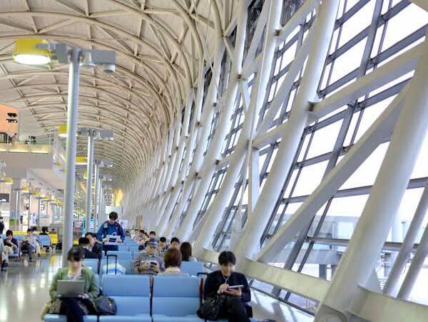 สนามบิน คันไซ ที่โอซาก้า ประเทศญี่ปุ่น เป็นสนามบินที่มีชื่อเสียงเพราะสร้างลงไปบนเกาะที่ทำขึ้นเอง กลางทะเลห่างจากฝั่งที่ต้องสร้างสะพานมาเชื่อมต่อยาวถึง 3 กิโลเมตร