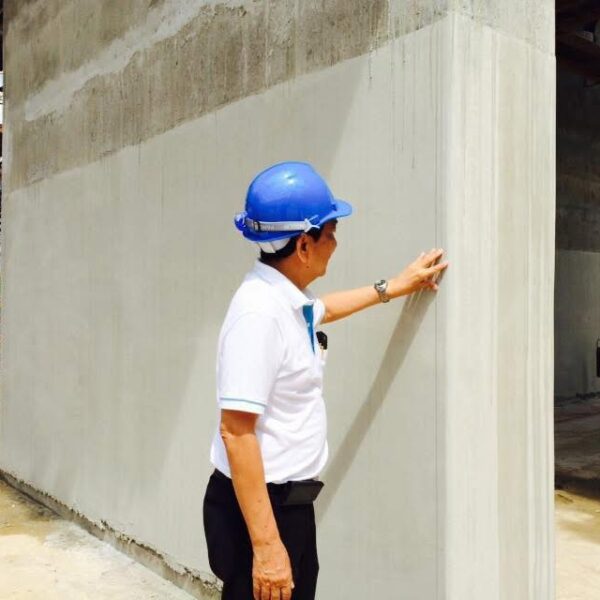 ผนังคอนกรีต ที่เทด้วยระบบแบบเคลื่อนที่ได้ หรือสลิปฟอร์ม ( Slipform ) ก็มีผิวที่เรียบสวยงาม ใช้การได้เลย