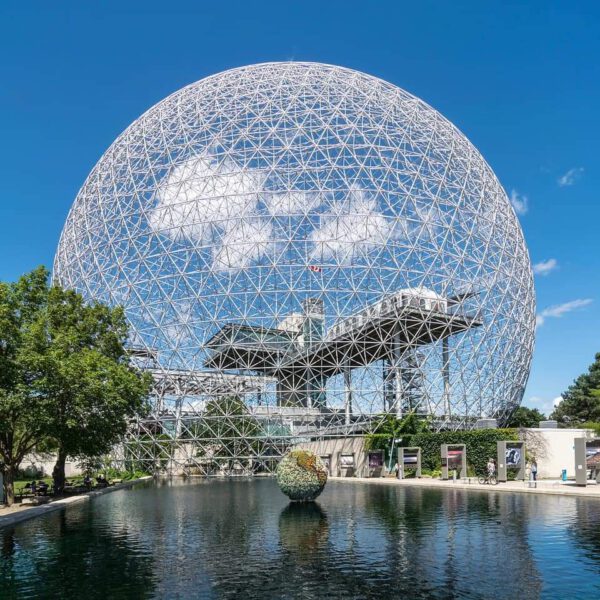 บักมินสเตอร์ ฟุลเลอร์ (Buckminster Fuller)  มีชื่อเสียงมากจากผลงานออกแบบ จีโอดีสิกโดม  ( Geodesic Dome)