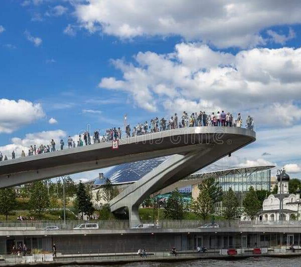 สะพานคนเดินลอยฟ้า (Floating Bridge) ของรัสเซียยื่นได้ยาวและสวยสง่า