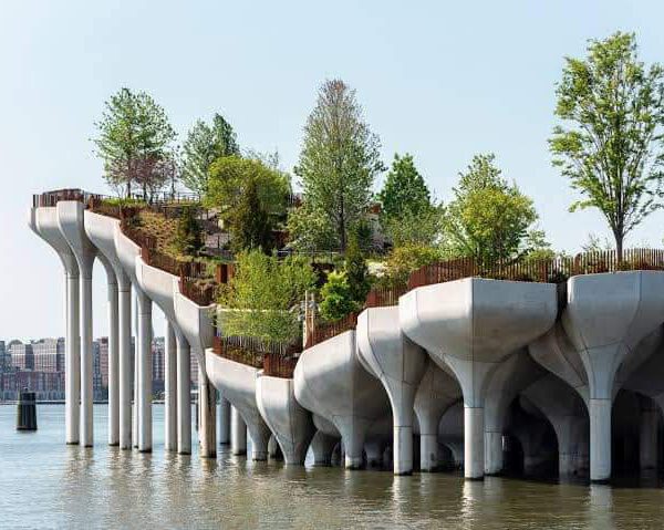 Little Island เมืองนิวยอร์ก เป็นสวนสาธารณะ ลอยน้ำเปิดในปี 2021 ด้วยเสาคอนกรีตที่มีรูปทรงสวยงามแปลกตา ออกแบบโดยสถาปนิกอังกฤษ Thomas Heatherwick