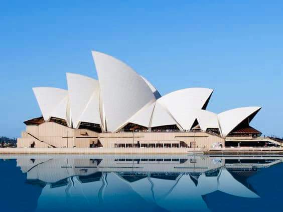 ซิดนีย์ โอเปราเฮ้าส์ ( The Sidney Opera House )อาคารสัญลักษณ์ของประเทศออสเตรเลีย ที่คนทั้งโลกชื่นชมว่างดงามที่สุด แต่ได้ชื่อว่าล้มเหลวที่สุดในด้านการบริหารจัดการงานก่อสร้าง
