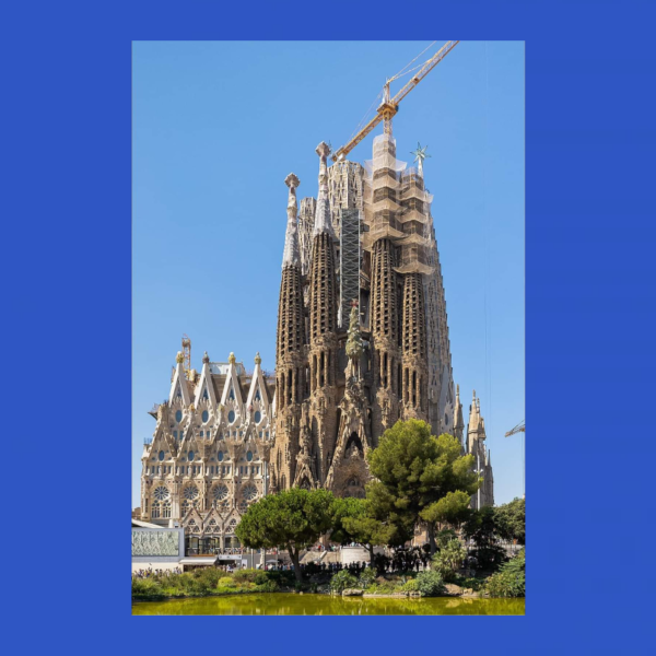 มหาวิหาร ซากราดาฟามีเลีย ( Sagrada Familia) ที่เมืองบาร์เซโลนา ประเทศสเปนเป็นผลงานการออกแบบของเกาดี (อันตอนี เกาดี อี กูรเนต : Antoni Gaudí i Cornet )